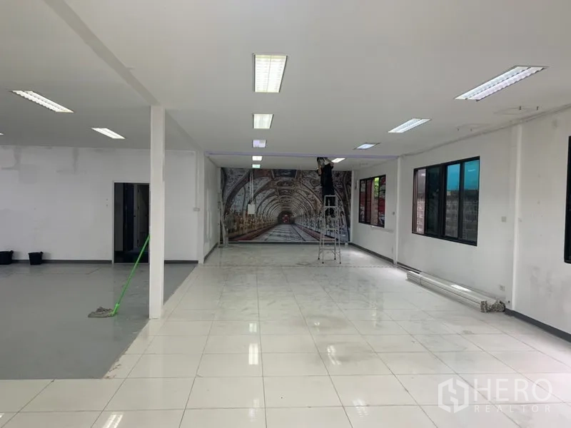 คลังสินค้า ให้เช่าในSuan Luang, Bangkok - โถงสำนักงานปูกระเบื้องยาว เชื่อมสู่โกดังผ่านช่องเปิดกว้าง