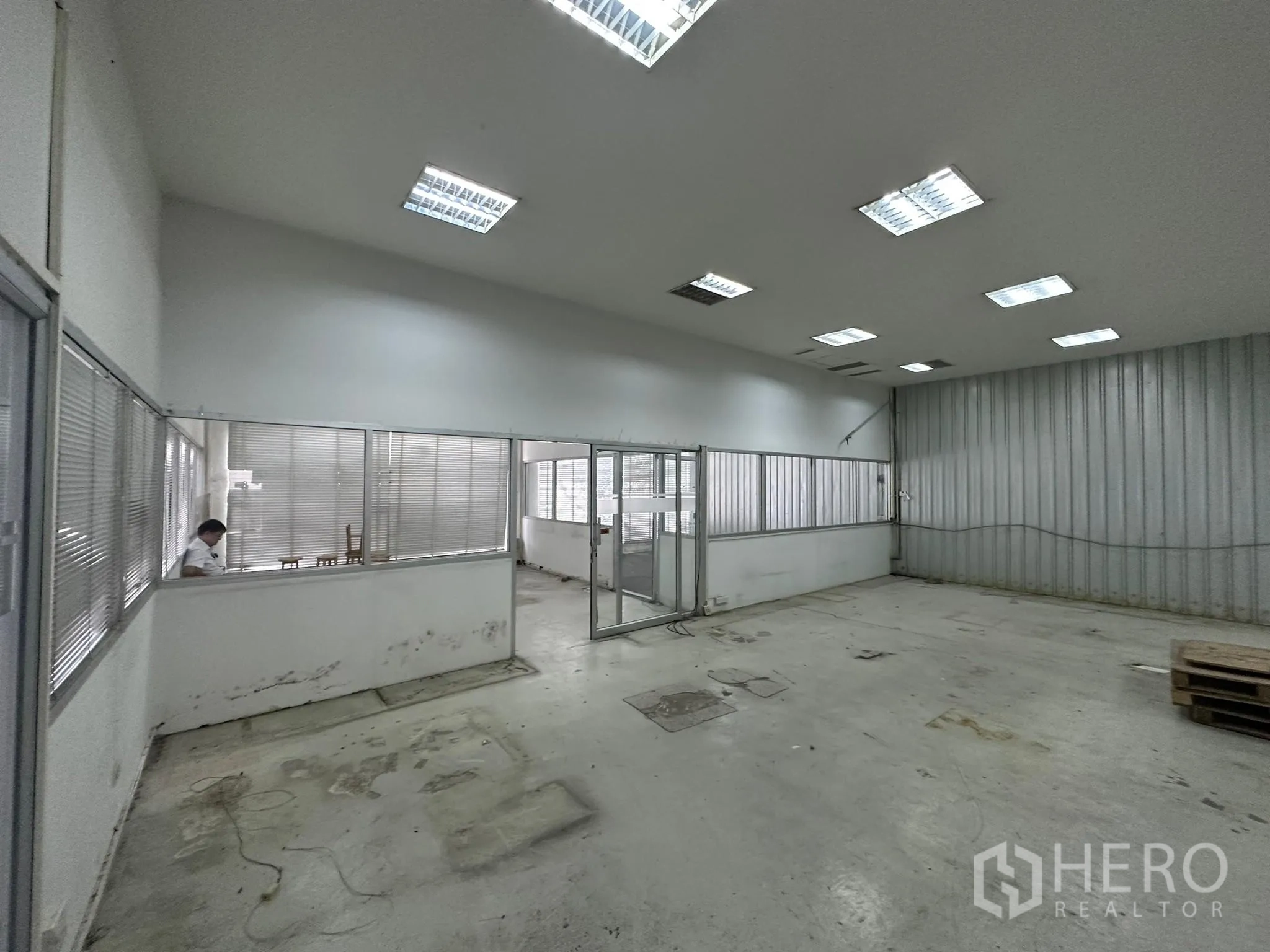 货栈 出租在Huai Khwang, Bangkok - 采光充足的工作室，长条内窗与玻璃门。