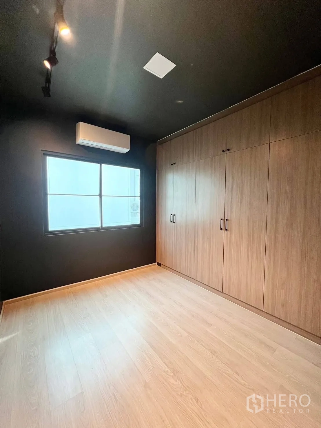 ทาวน์เฮาส์ for rent in Bang Phli, Samut Prakan - ห้องนอนฝ้าเพดานสีเข้ม ตู้เสื้อผ้าบิลท์อินเต็มผนัง หน้าต่าง และแอร์