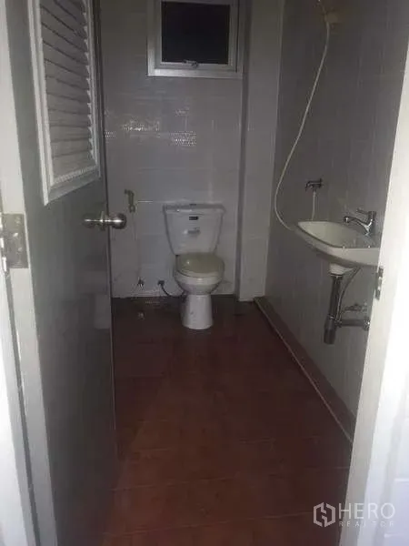 货栈 出租在Pathum Thani - 铺砖卫生间，配坐便器、洗手盆和淋浴