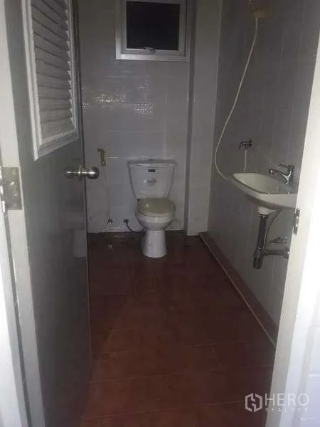 货栈 出租在Pathum Thani - 铺砖卫生间，配坐便器、洗手盆和淋浴