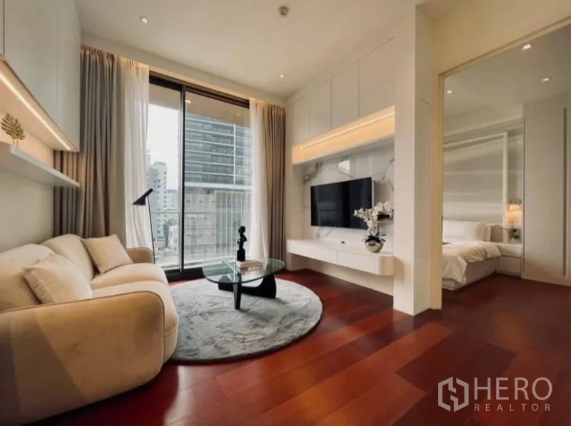 公寓 出租在Watthana, Bangkok - 客厅带城市景观阳台，旁连静谧卧室的门
