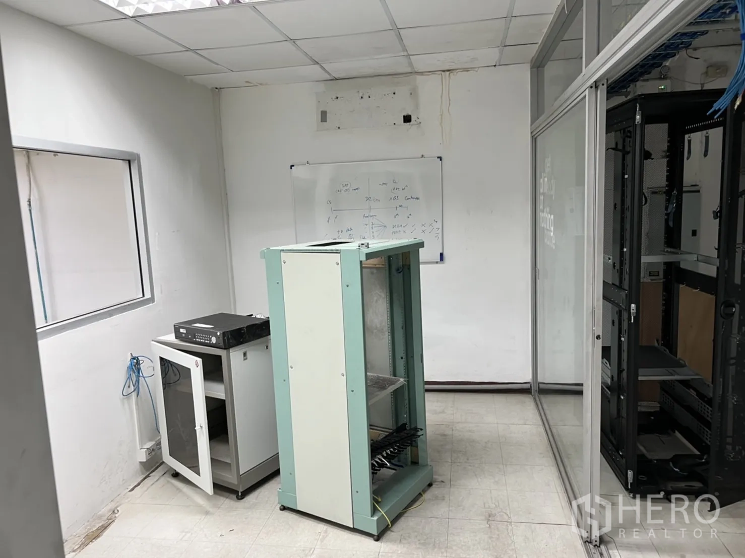 Warehouse for rent in Mueang Samut Prakan, Samut Prakan - Compact server and IT room with network racks and cabling.