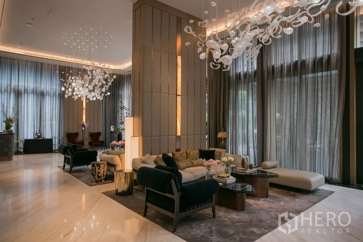 คอนโด ให้เช่าในWatthana, Bangkok - ล็อบบี้สวยงามมีโคมไฟระย้าคู่ โซฟานุ่ม และเพดานสูง