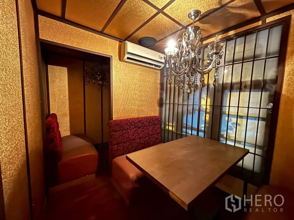 店屋 出租在Watthana, Bangkok - 小型私密包厢，金色墙面、枝形吊灯与格栅窗。
