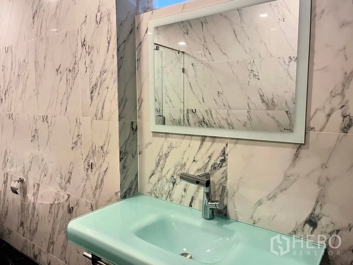 店屋 for rent in Bang Rak, Bangkok - 浴室采用大理石墙面，大镜子和薄荷色洗手台。