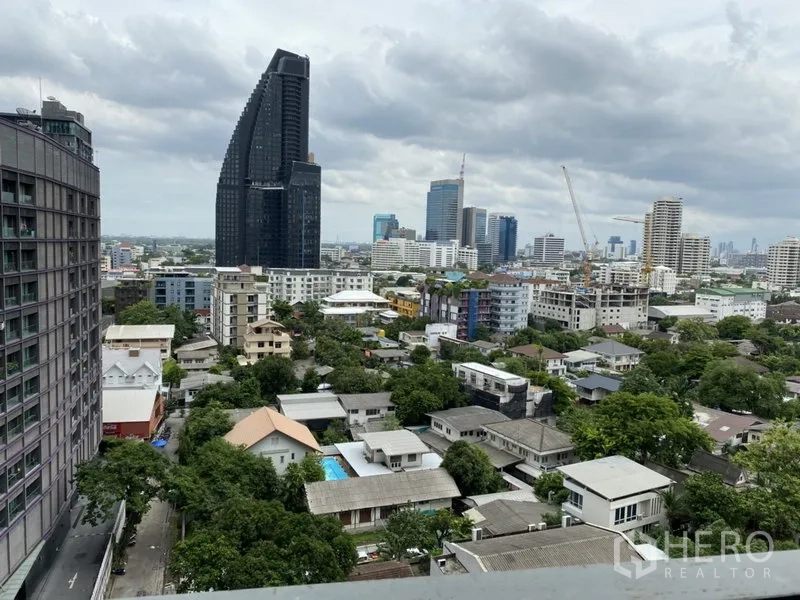 คอนโด ให้เช่าในKhlong Toei, Bangkok - วิวระเบียงชั้นสูง เห็นสกายไลน์กรุงเทพฯ และย่านที่อยู่อาศัยสีเขียว