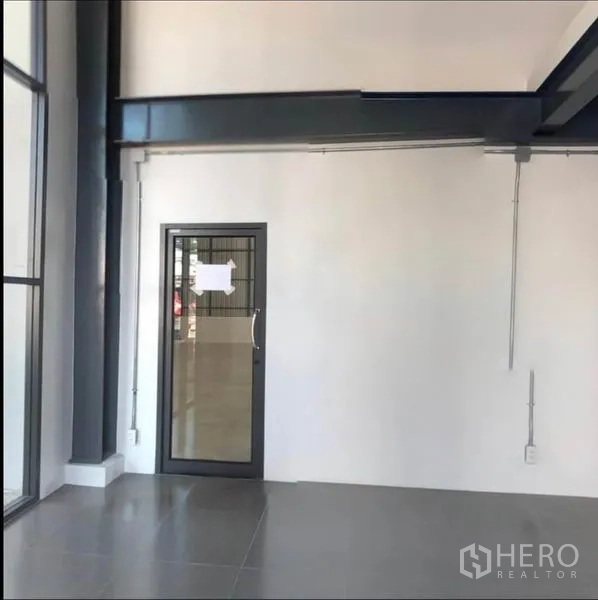 办公空间 出租在Wang Thonglang, Bangkok - 入口区层高高，玻璃门与钢梁，现代办公风格。