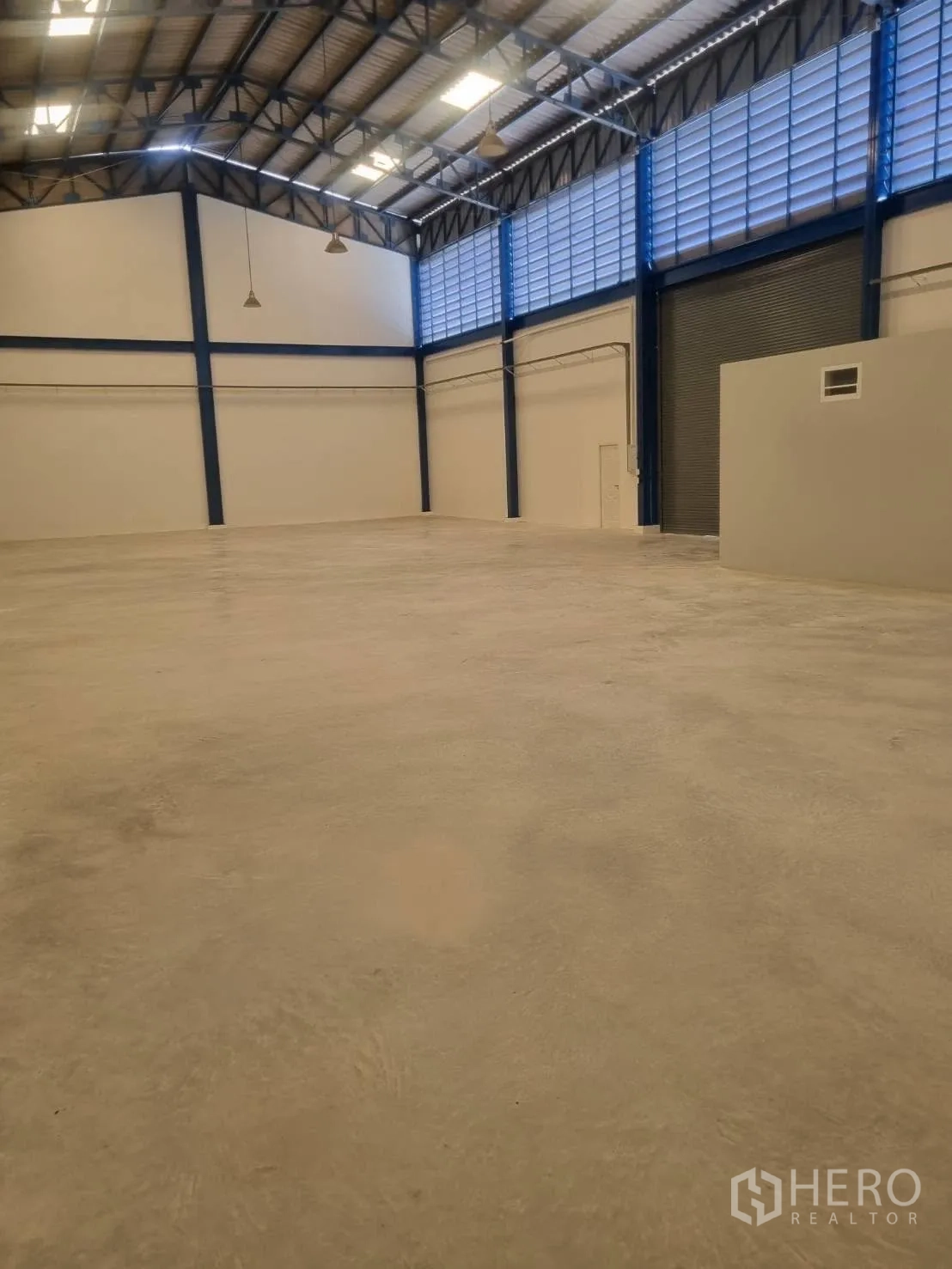仓库 for rent in Thepharak, Nakhon Ratchasima - 开阔仓库空间，带卷闸门和内置办公室。