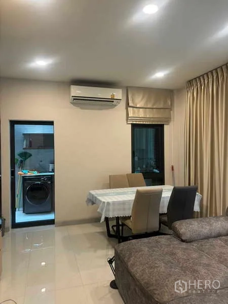 独立式住宅 出租在Mueang Nonthaburi, Nonthaburi - 餐区带空调，连通旁侧洗衣工作间。