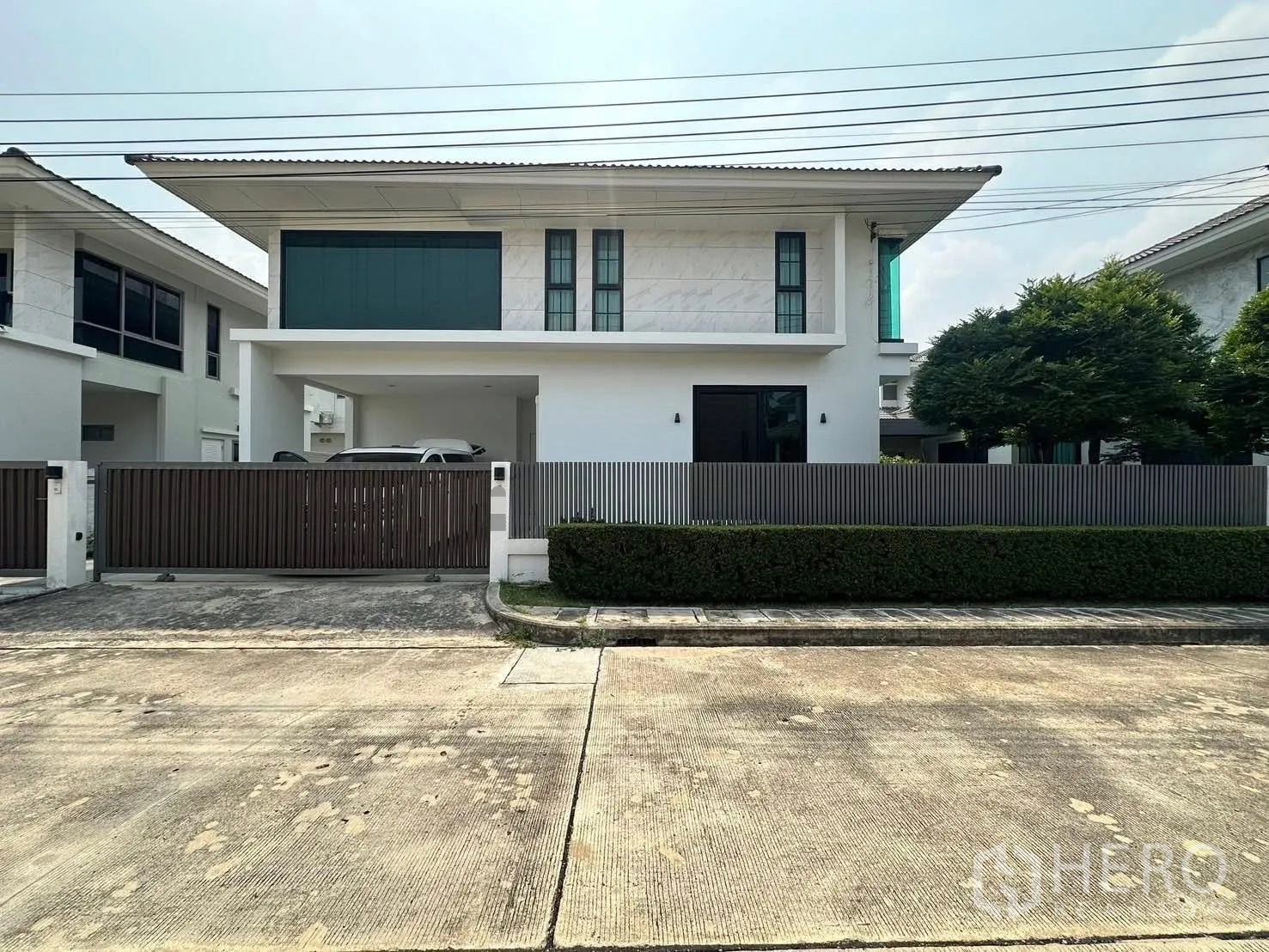 บ้าน ให้เช่าในLat Krabang, Bangkok - บ้านเดี่ยวสองชั้นสไตล์โมเดิร์น รั้วหน้าบ้านพร้อมที่จอดรถในร่ม