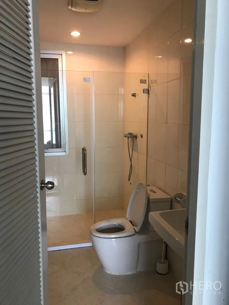 公寓 出租在Watthana, Bangkok - 浴室设玻璃淋浴间、马桶与盥洗台