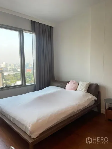 公寓 出租在Pathum Wan, Bangkok - 卧室配大窗户，享城市景观