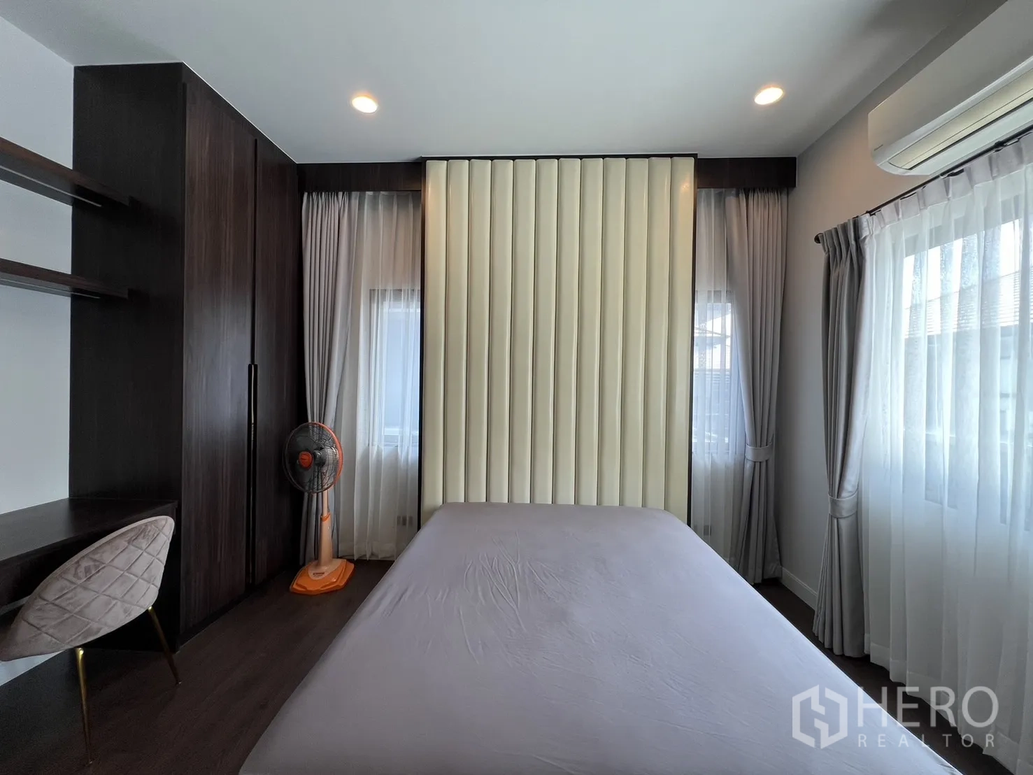 บ้าน ให้เช่าหรือขายในBang Kapi, Bangkok - ห้องนอนที่สอง มุมหัวเตียง ผนังบุแนวตั้ง