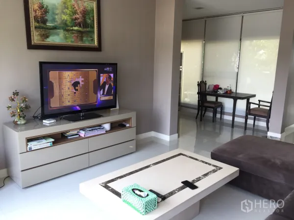 独立式住宅 出租或出售在Prawet, Bangkok - 电视休闲角，现代电视柜与靠窗的工作小桌。