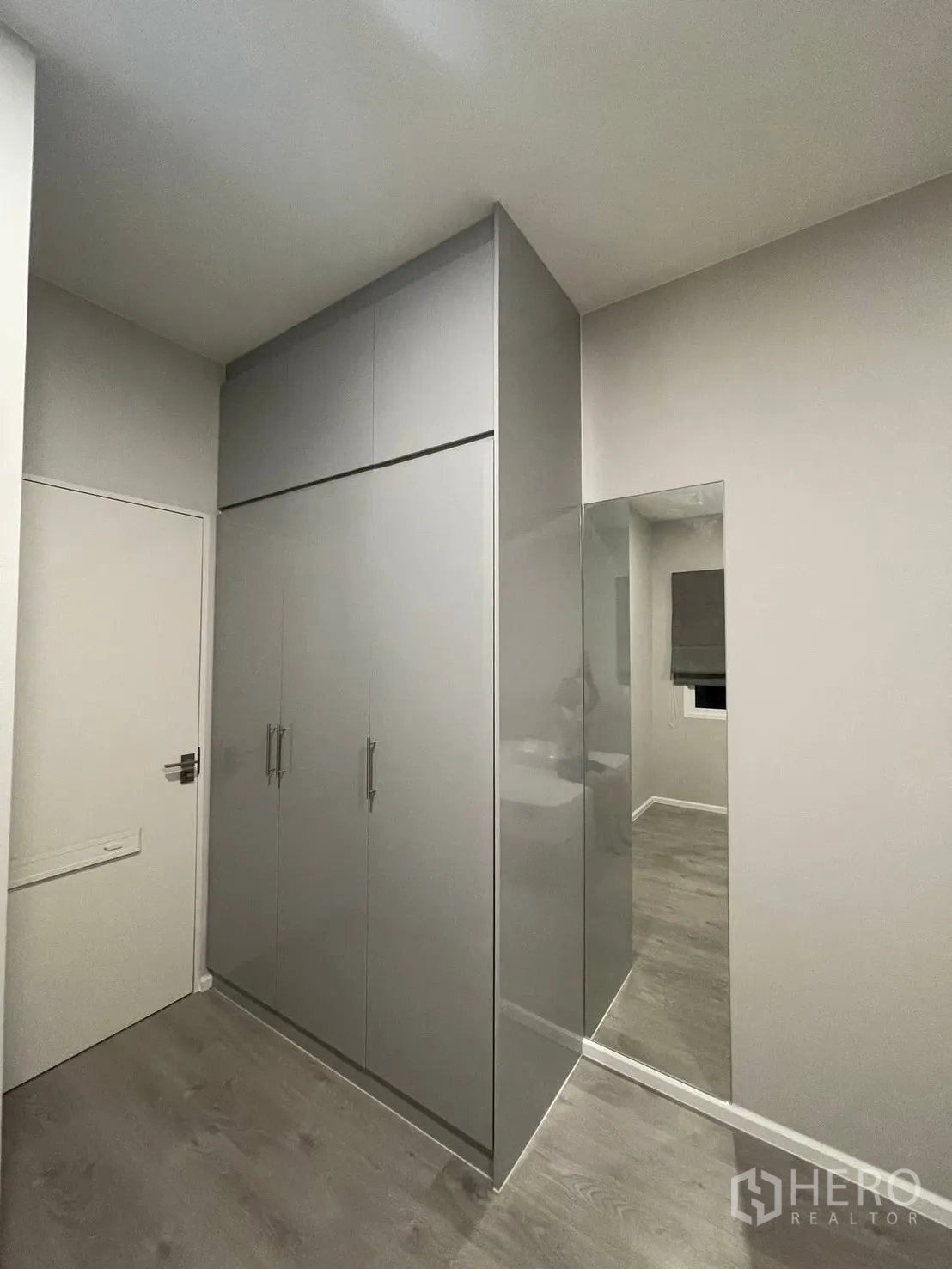 独栋房屋 for rent in Prawet, Bangkok - 卧室一角，亮面内置衣柜与全身镜。