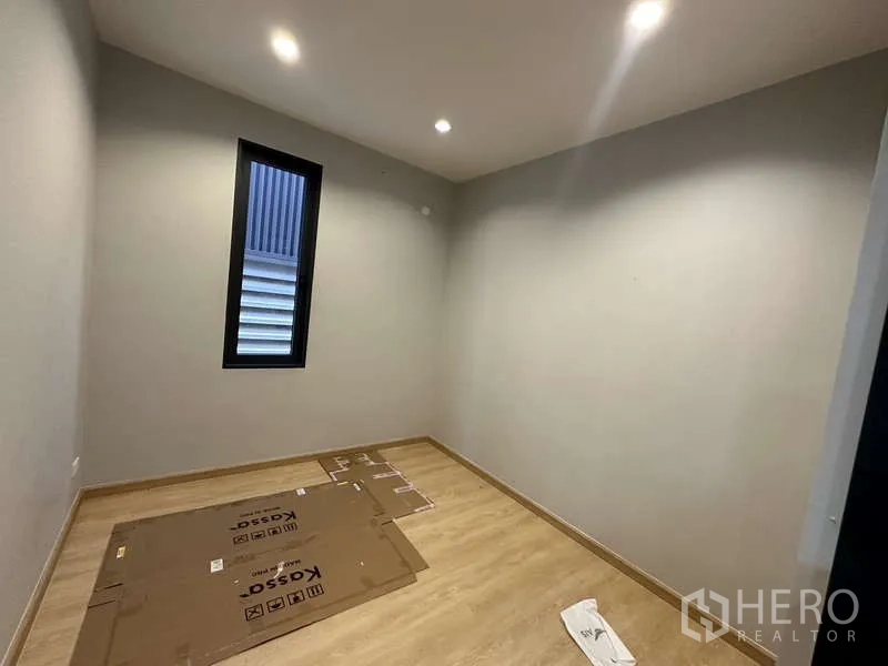 工厂 出租在Lam Luk Ka, Pathum Thani - 小型储物或服务器房，狭长窗与筒灯