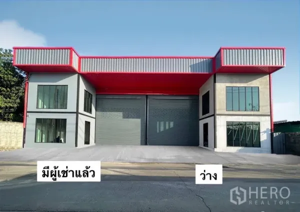 คลังสินค้า ให้เช่าในBang Kapi, Bangkok - มุมมองจากถนน ด้านหน้าโกดัง ประตูม้วนสองบานและลานโหลดกว้าง
