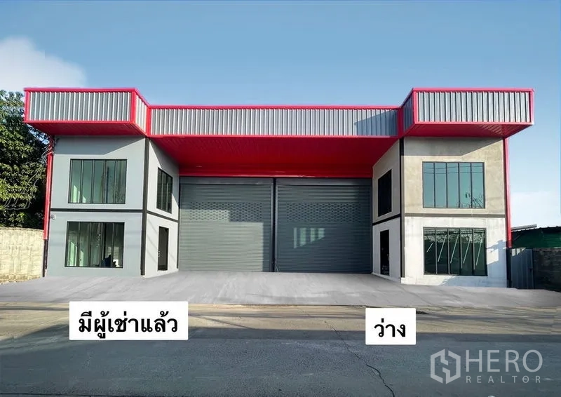 คลังสินค้า ให้เช่าในBang Kapi, Bangkok - มุมมองจากถนน ด้านหน้าโกดัง ประตูม้วนสองบานและลานโหลดกว้าง