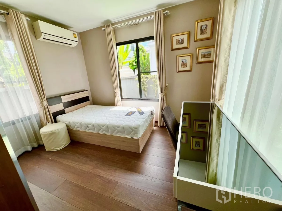 บ้าน ให้เช่าหรือขายในBang Phli, Samut Prakan - ห้องนอนเดี่ยวสว่าง เออร์คอนดิชันและหน้าต่างมุมมองสวน.