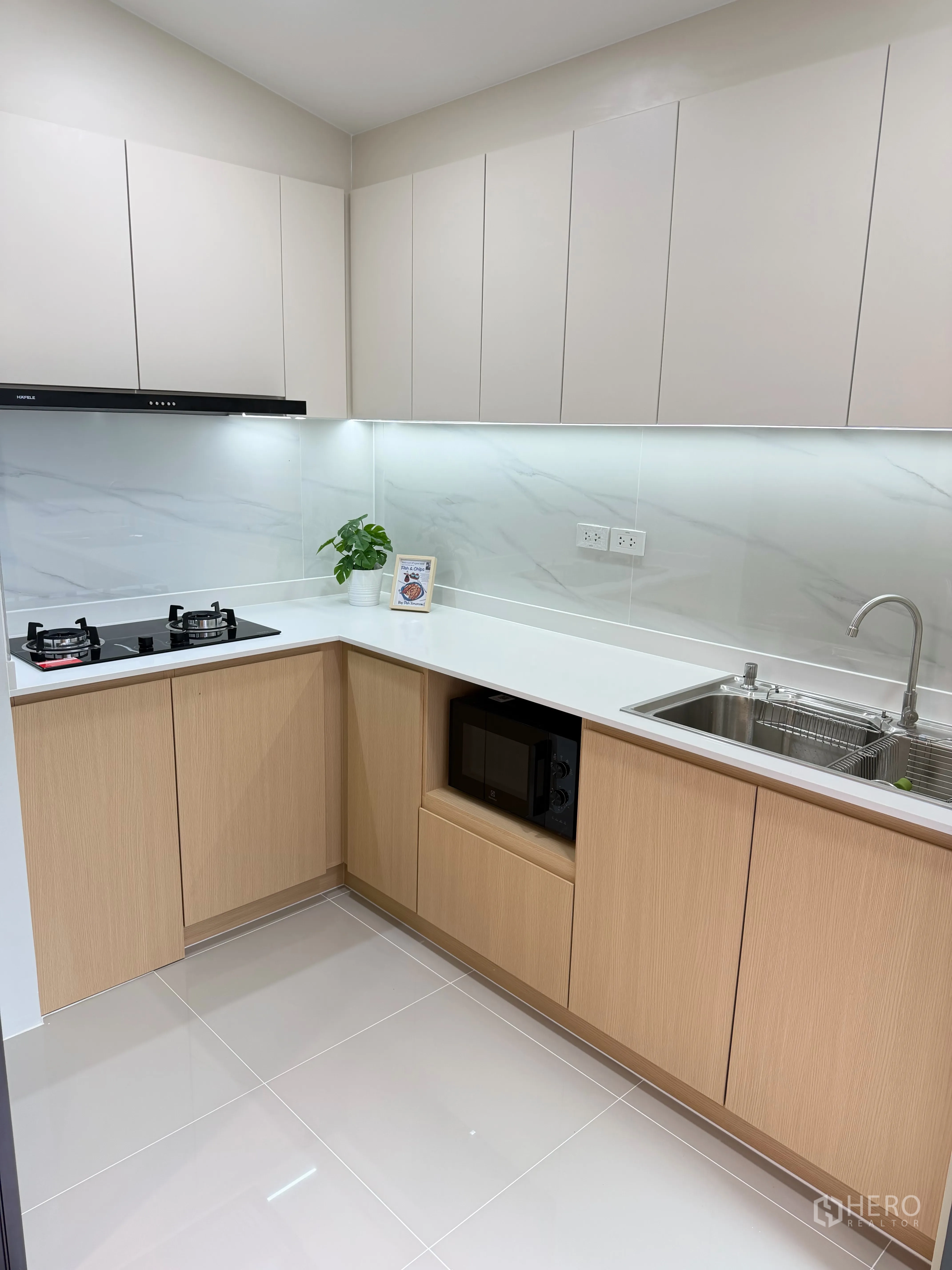 ทาวน์เฮาส์ for rent in Bang Phli, Samut Prakan - ครัวรูปตัว U พร้อมเตาแก๊ส เครื่องดูดควัน และตู้เก็บของ