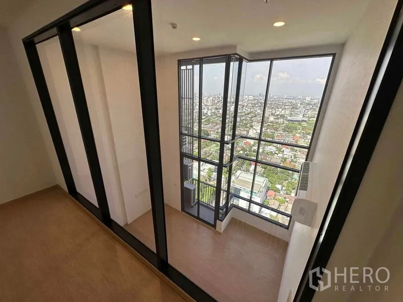 公寓 出售在Watthana, Bangkok - 室内玻璃转角空间，俯视城市景观。