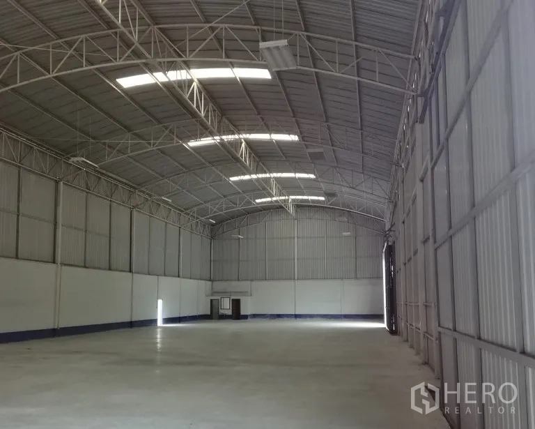 货栈 出租在Lat Krabang, Bangkok - 无立柱仓库大厅，拱形金属屋顶与超大滑动装卸门，位于曼谷Lat Krabang。