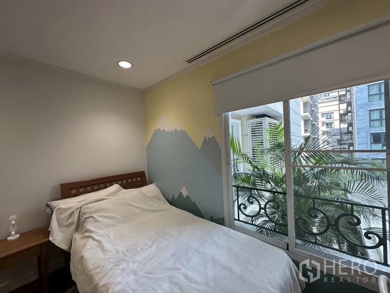 คอนโด ให้เช่า - ห้องนอนรองมีหน้าต่างบานเลื่อนไปยังระเบียงเล็ก วิวต้นไม้
