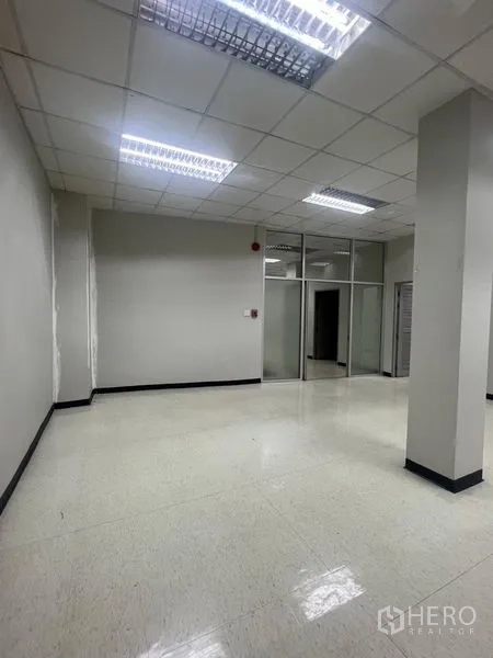 店屋 出租在Samphanthawong, Bangkok - 办公区，矿棉板吊顶、瓷砖地面及玻璃隔间。