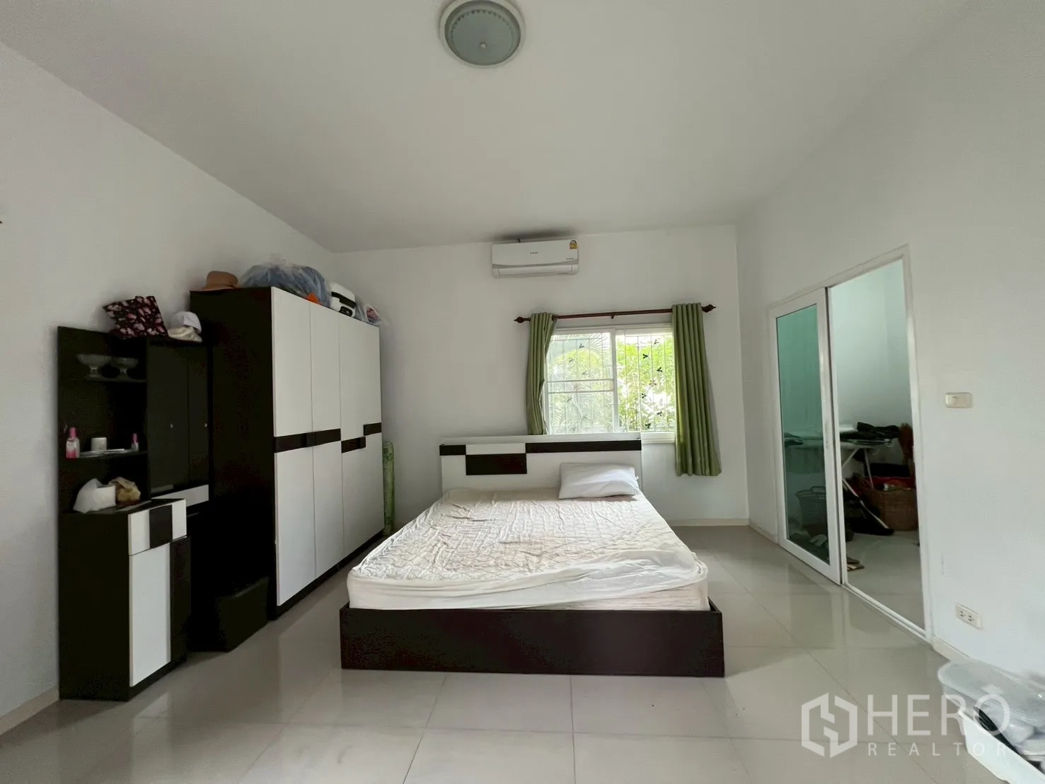 บ้าน ขายในMin Buri, Bangkok - ห้องนอนเรือนรับรอง มีตู้เสื้อผ้าและประตูสไลด์ห้องเก็บของ