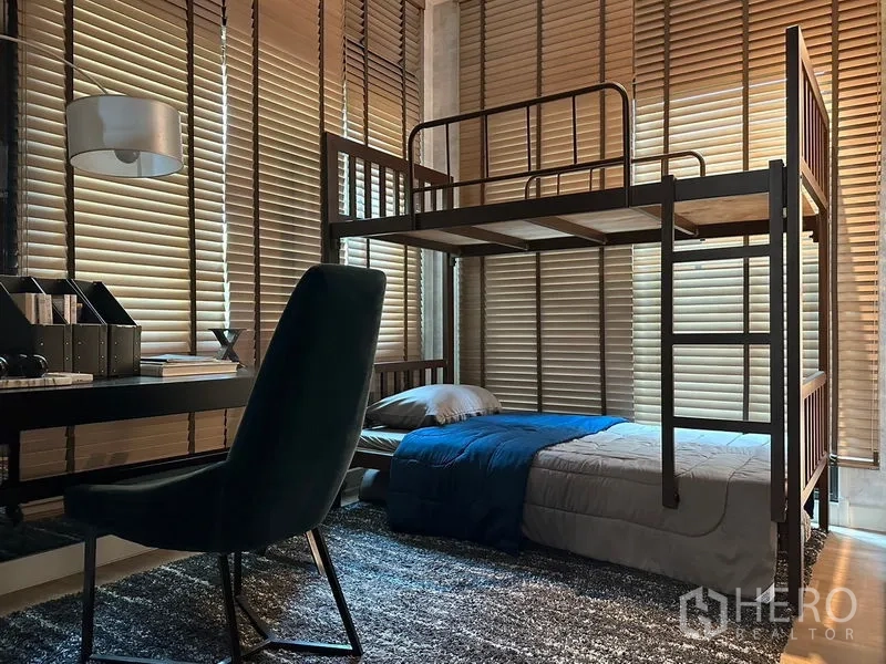 Detached House for rent in Phra Khanong, Bangkok - Cozy kids’ room with metal bunk bed, study desk, and wooden blinds.