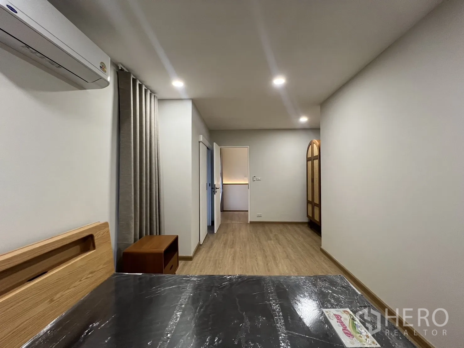Detached House for rent in Saphan Sung, Bangkok - Bathroom with patterned feature wall, round mirror and glass shower.