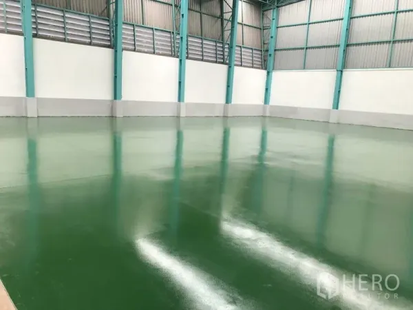 Factory for rent in Samut Prakan - Polished green epoxy factory floor with ventilated side walls and steel columns.