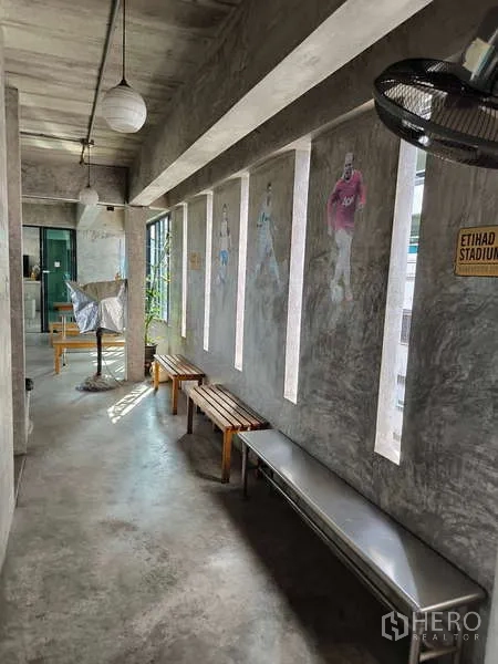 货栈 出租在Huai Khwang, Bangkok - 通风走廊，设长凳与窗户。