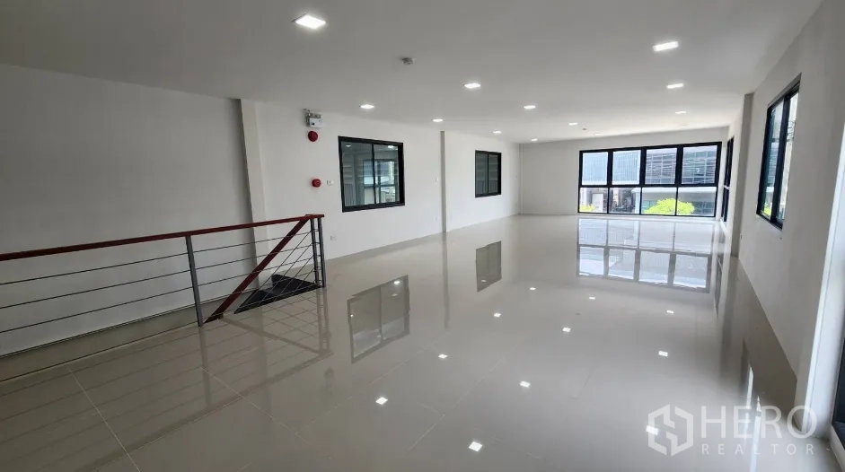 Factory for rent in Bang Bo, Samut Prakan - Upper-floor open-plan office with wide windows overlooking the estate road.