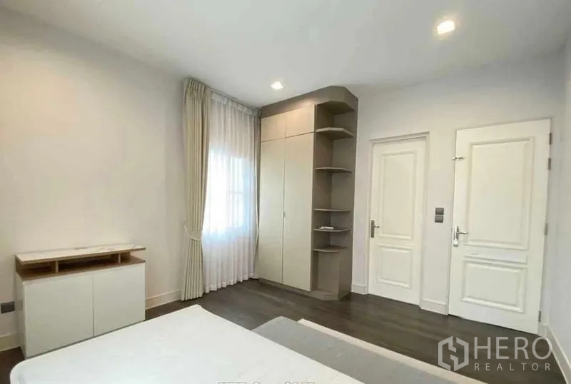 บ้าน ให้เช่าในBang Khen, Bangkok - ห้องนอนพร้อมตู้เสื้อผ้าบิวท์อินและชั้นวาง โทนสว่าง
