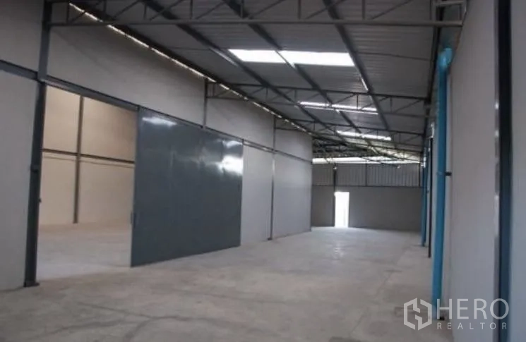 โกดัง for rent in Bang Phli, Samut Prakan - ภายในโกดังมีประตูสไลด์เหล็กขนาดใหญ่และโครงหลังคา
