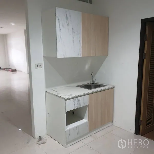 带办公室的家 出租或出售在Yan Nawa, Bangkok - 小型茶水间，大理石纹台面与吊柜水槽