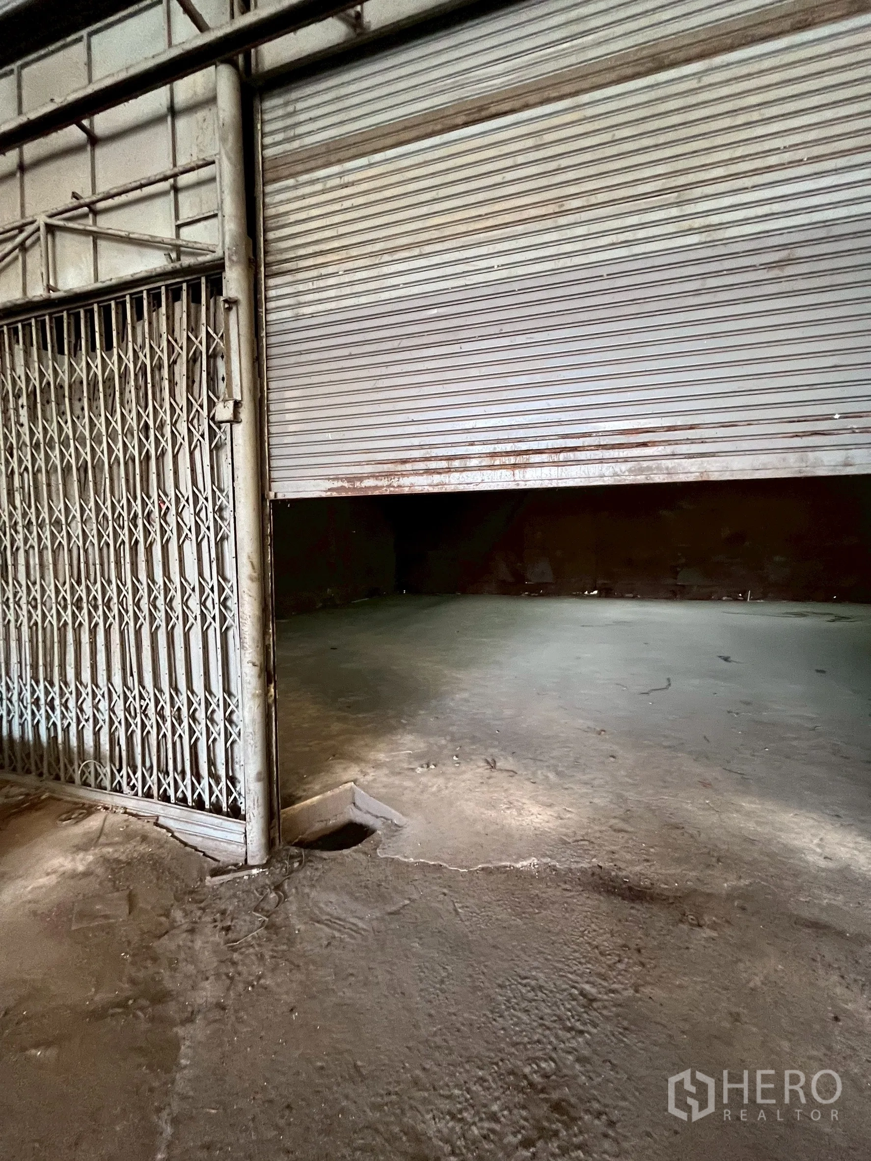 Factory for rent in Phra Pradaeng, Samut Prakan - Roller shutter and folding gate system at the entrance to the storage room.