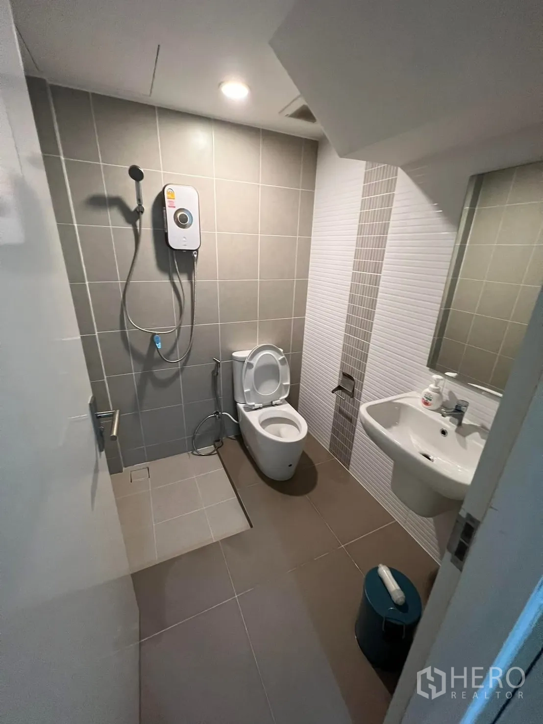 บ้านแฝด for rent in Saphan Sung, Bangkok - ห้องน้ำขนาดกะทัดรัดพร้อมโถสุขภัณฑ์ ฝักบัวและเครื่องทำน้ำอุ่น