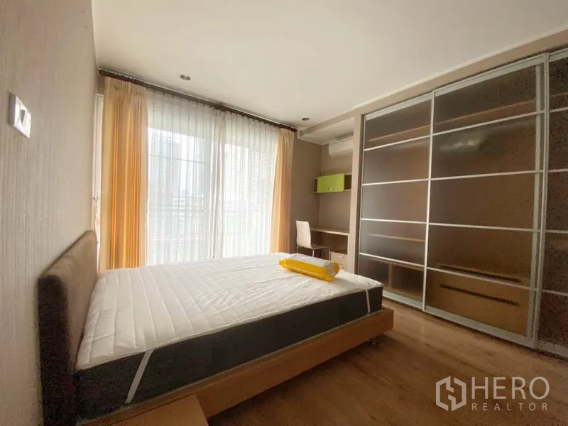 คอนโด ให้เช่าในWatthana, Bangkok - ห้องนอนมีประตูออกระเบียง ตู้เสื้อผ้าบานเลื่อน มุมทำงาน และผ้าม่านโปร่ง
