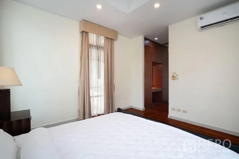 บ้าน ให้เช่าหรือขายในWatthana, Bangkok - มุมมองห้องนอนไปยังวอล์กอินคลอเซ็ตและประตูทางเข้า พร้อมเครื่องปรับอากาศ