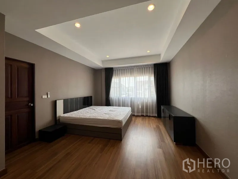 独立式住宅 出售在Mueang Pathum Thani, Pathum Thani - 第二卧室采光佳，阶梯天花与整面窗帘。