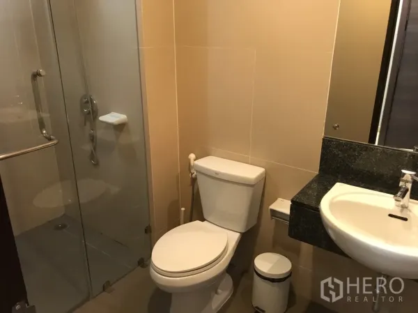 คอนโด ให้เช่าในWatthana, Bangkok - ห้องน้ำสมัยใหม่พร้อมตู้ชาวเวอร์กระจก โถสุขภัณฑ์ และอ่างล้างหน้า