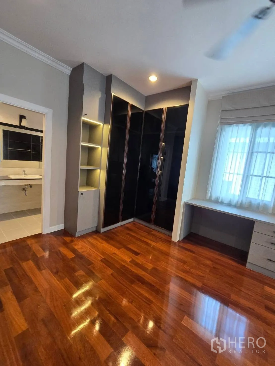 บ้านเดี่ยว for rent in Bang Na, Bangkok - ห้องนอนพื้นไม้เงางาม ตู้เสื้อผ้าบิลท์อิน และประตูห้องน้ำ