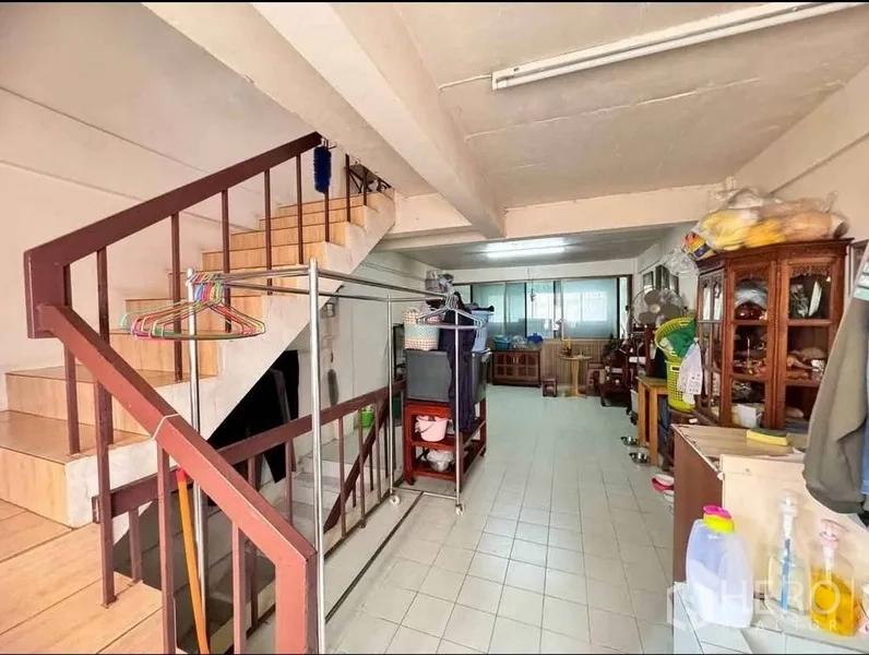 อาคารพาณิชย์ ขายในWatthana, Bangkok - ชั้นลอยพร้อมบันได พื้นที่เปิดโล่งปูกระเบื้อง เหมาะทำออฟฟิศหรือเก็บของ