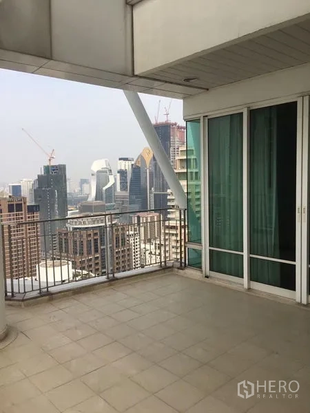 公寓 出租或出售在Pathum Wan, Bangkok - 高层私人阳台，栏杆外是曼谷城市天际线景观。