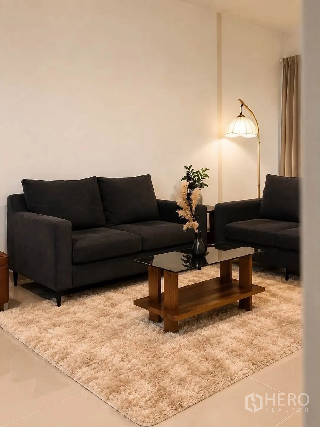 ทาวน์เฮาส์ for rent in Bang Phli, Samut Prakan - พื้นที่พักผ่อนมีโซฟาสองตัว พรม และโคมไฟตั้งพื้นทรงโค้ง.