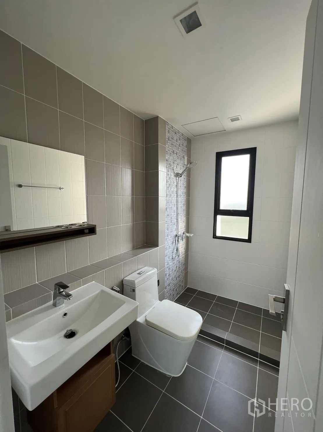 Home Office for rent in Bang Phli, Samut Prakan - Modern tiled bathroom with walk‑in shower, basin and toilet.