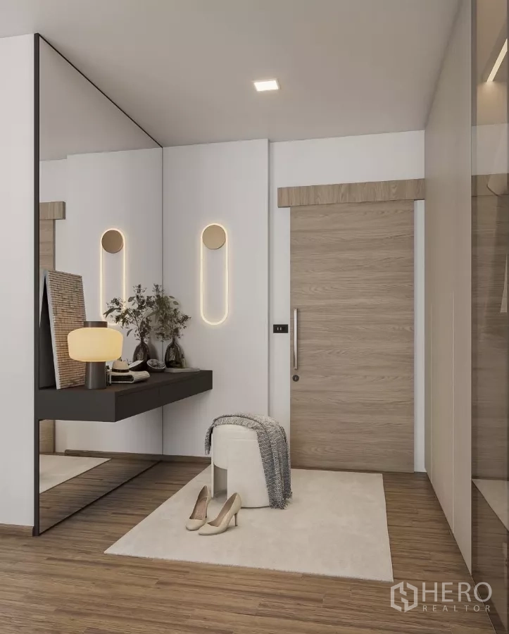 Townhouse for rent in Chatuchak, Bangkok - Stylish foyer with mirror, console shelf and warm lighting accents.